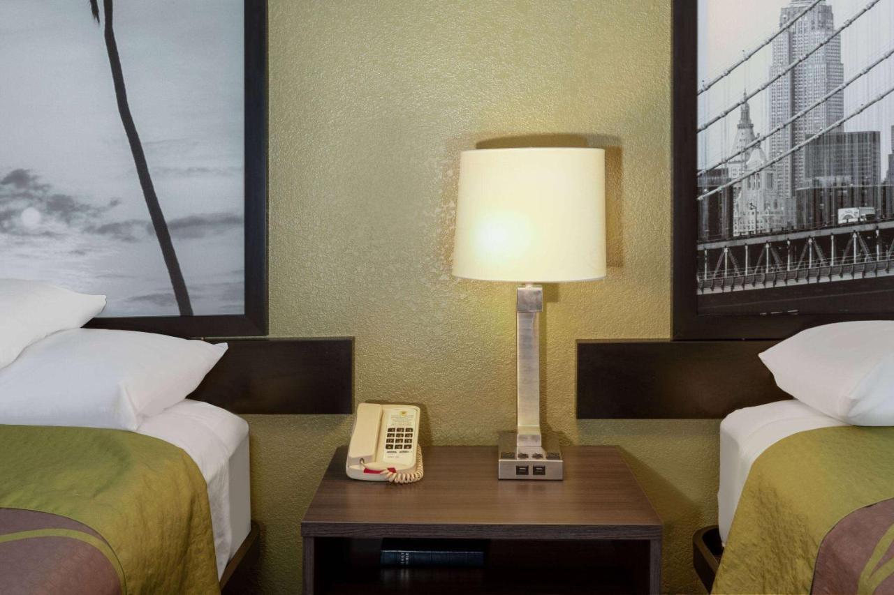 Super 8 By Wyndham Seguin Hotel Buitenkant foto