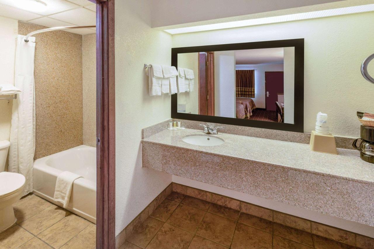 Super 8 By Wyndham Seguin Hotel Buitenkant foto