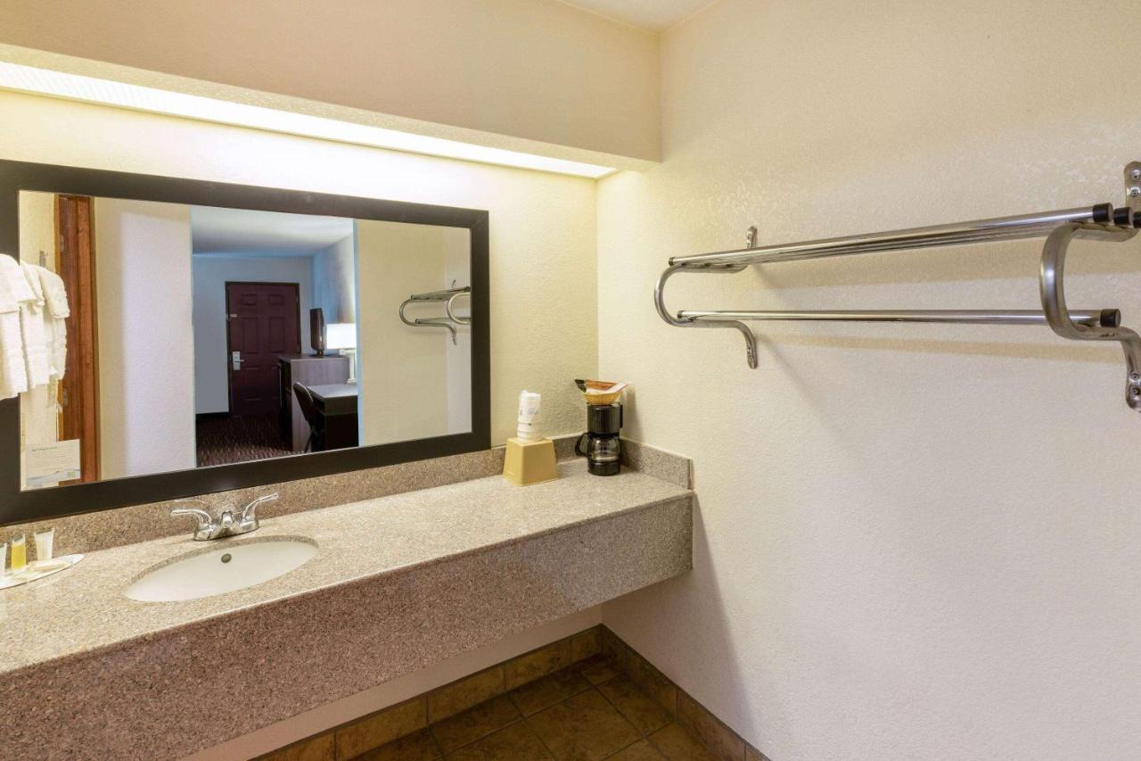Super 8 By Wyndham Seguin Hotel Buitenkant foto