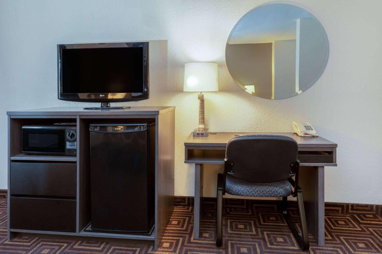 Super 8 By Wyndham Seguin Hotel Buitenkant foto